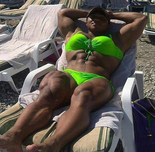 沙滩上晒太阳的肌肉女
