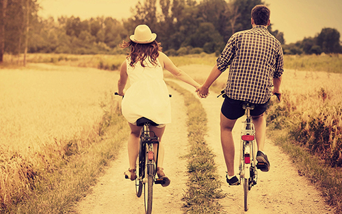情侣骑着单车去郊游