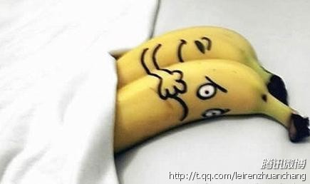 两个抱着睡觉的香蕉
