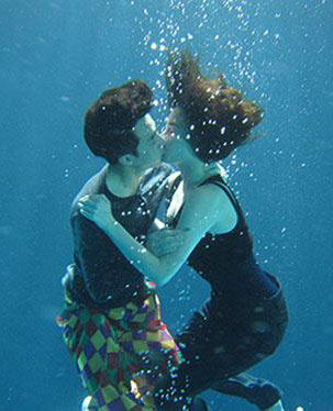 浪漫激情的水底接吻