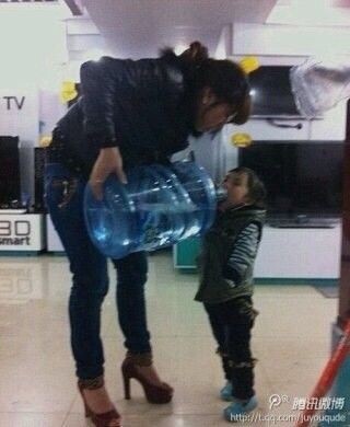 二货妈妈是这样给小孩喝水的