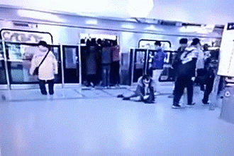地铁开门时把美女挤爬在地上