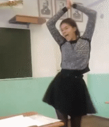 在教室里疯狂跳舞的女孩