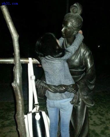 跟雕像来一个亲密拥抱吧
