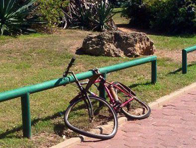 自行车变形成这样，骑车的人是否还健全呢