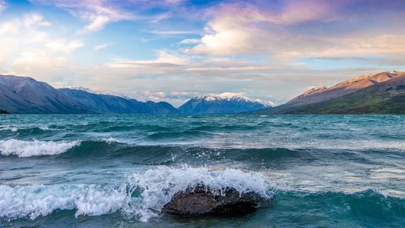 汹涌的海浪拍打着岸边的石头