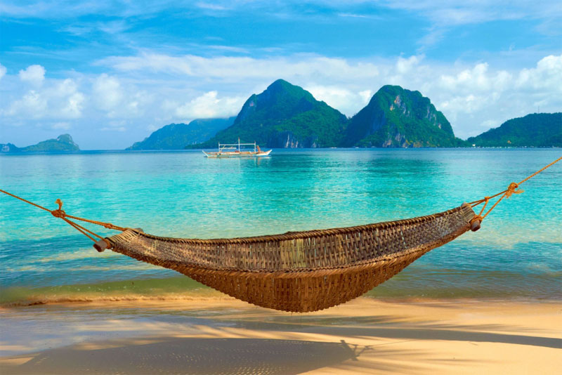 沙滩边的吊床，躺在上面欣赏最美的风景