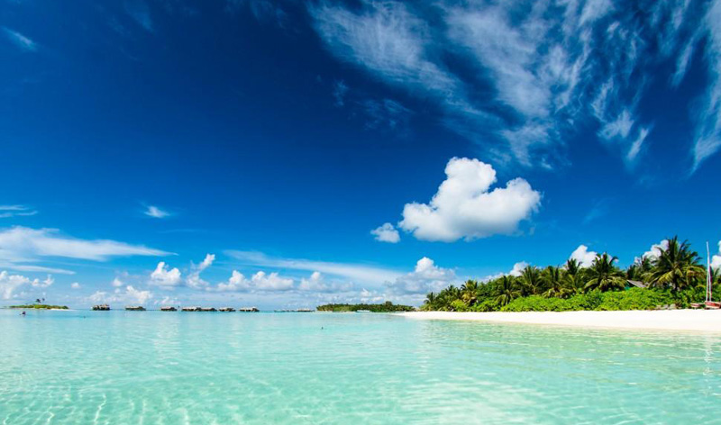 马尔代夫的蓝天海洋和沙滩风景