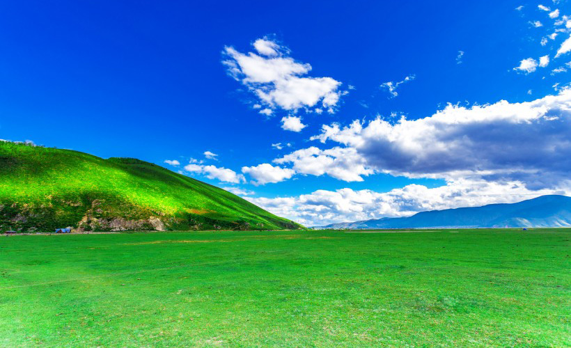 绿绿的草地，蓝蓝的天空和白色的云团