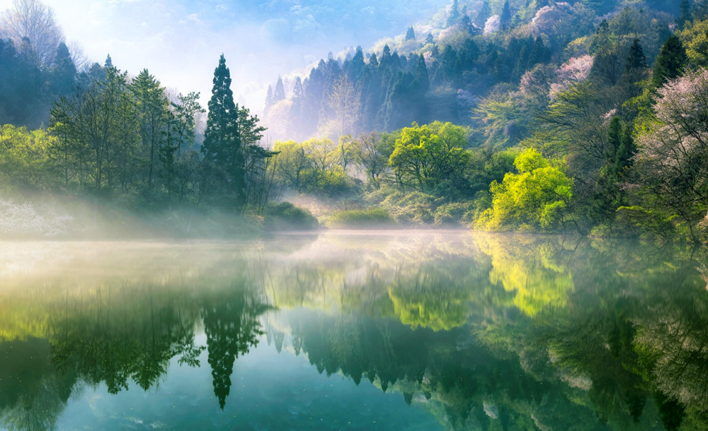 山林里美丽而宁静的湖水