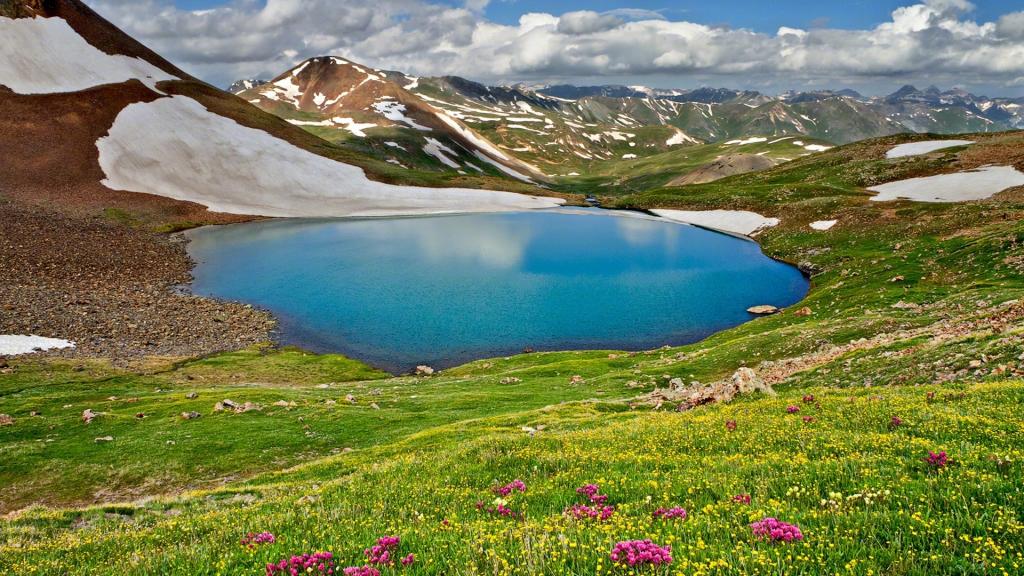 山间的小湖边开满了野花