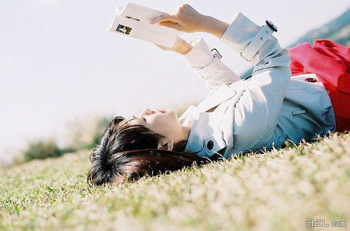 睡在草地上看书