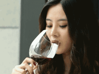 美女喝红酒的动态图片