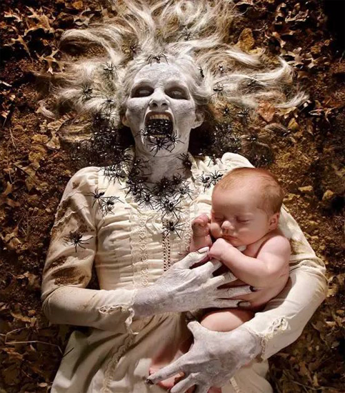 怀抱婴儿的吸血女鬼