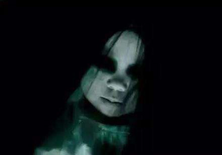 黑暗之中有一张恐怖的娃娃脸