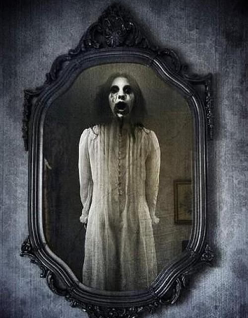 镜子里出现一个恐怖的鬼怪