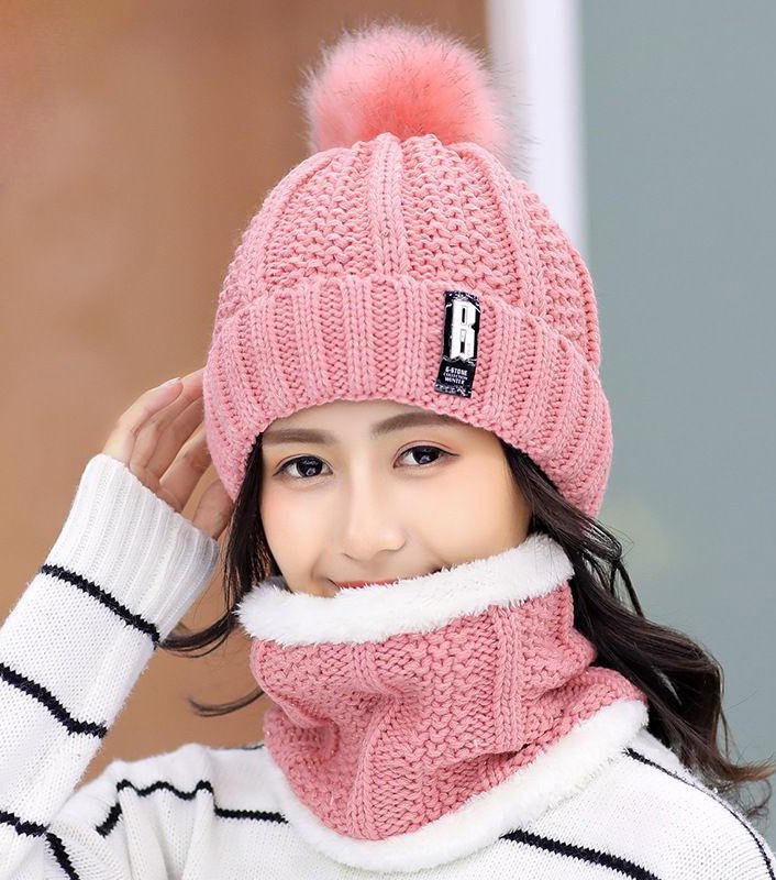 冬季戴帽子和围脖的漂亮女孩