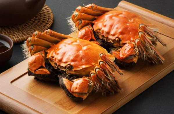 请朋友吃两只清蒸大蟹