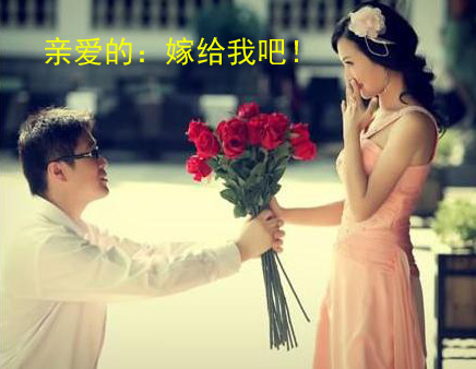 男人手捧玫瑰单膝下跪求婚的图片