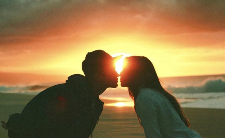 夕阳下浪漫的情侣合拍图片