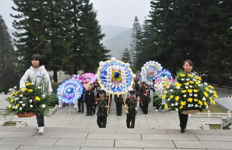 清明节烈士陵园扫墓活动图片