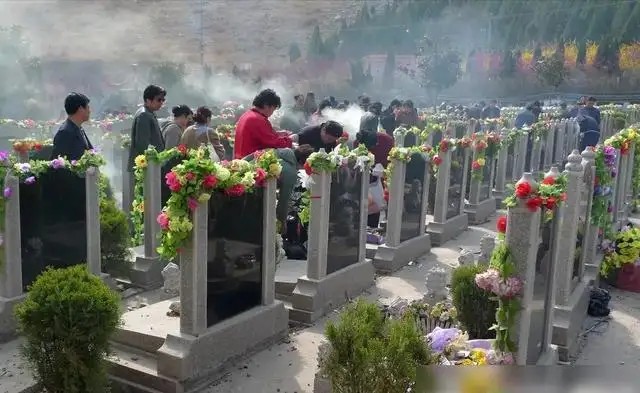 清明节入墓园为逝去的亲人祭扫