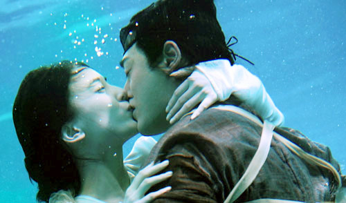 两个人在水底激吻