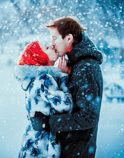 情侣在冰天雪地中相拥亲吻
