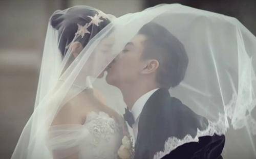 新娘穿婚纱与新郎接吻的图片