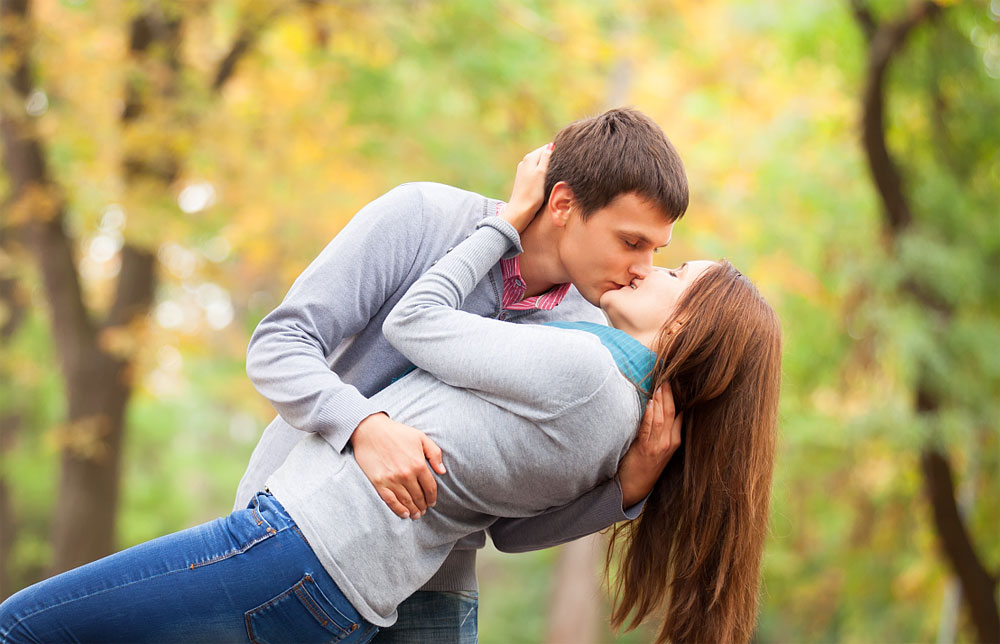 外国青年男女侧身拥吻的图片