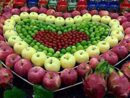 用多种水果拼成的心形