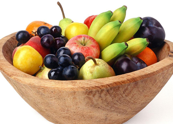 装进木盘里面的新鲜水果