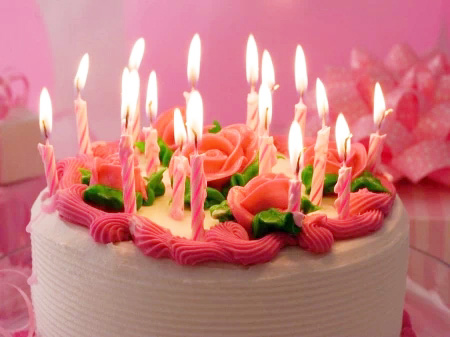 点上蜡烛的生日蛋糕
