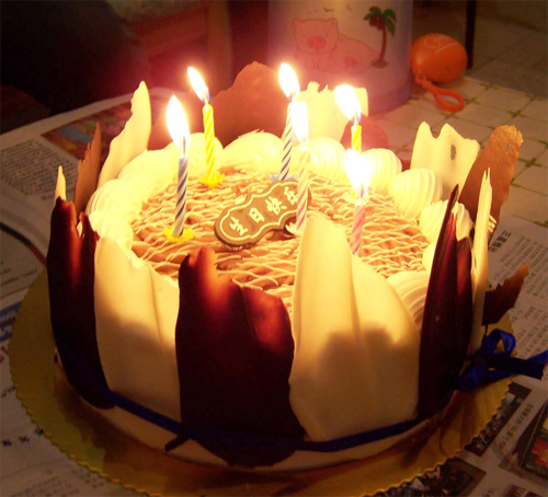 点燃蜡烛的生日蛋糕，快来许愿吹灭吧