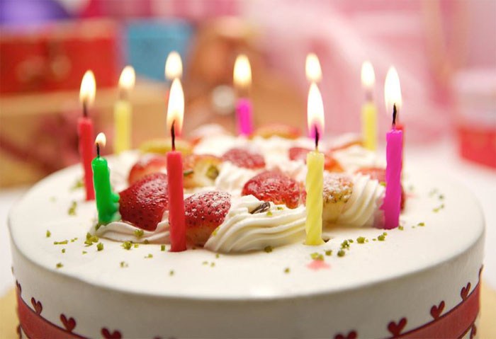 插在蛋糕上的生日蜡烛