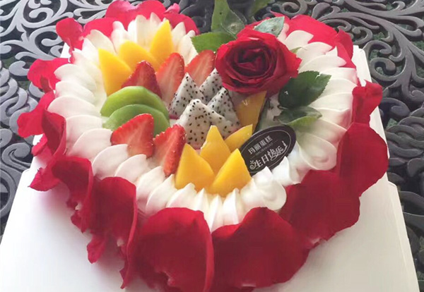 花瓣与水果相配的心形蛋糕图片