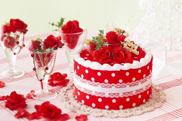 美丽大气的红色双层蛋糕