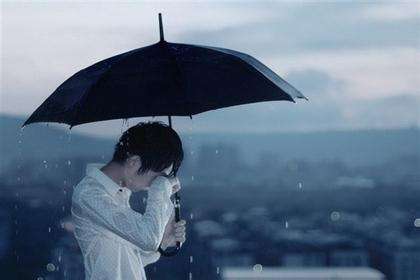 我在落雨的季节倍感孤独