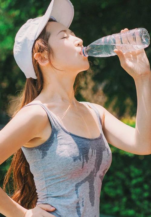 跑步出汗的女生停下来喝点水
