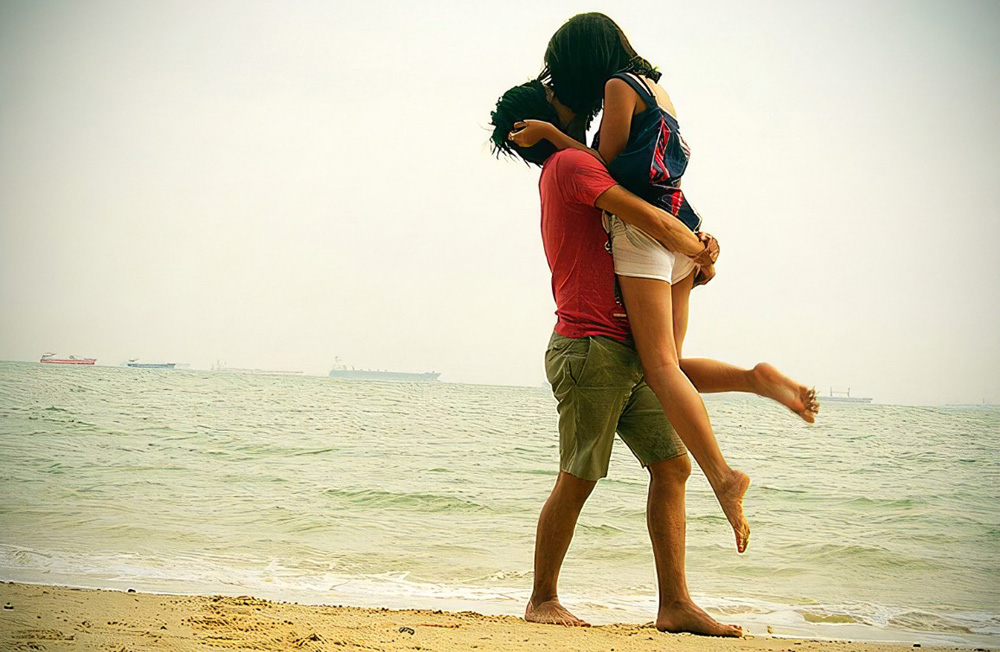在海边抱起女友亲吻一下