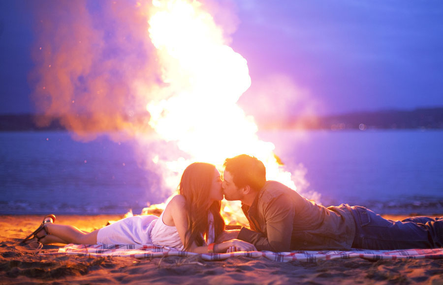 爬在沙滩上热情的接吻，我们的爱如熊熊大火