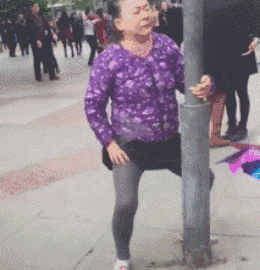 公园里跳钢管舞的老奶奶
